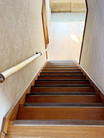 階段には手すり付き。安全！