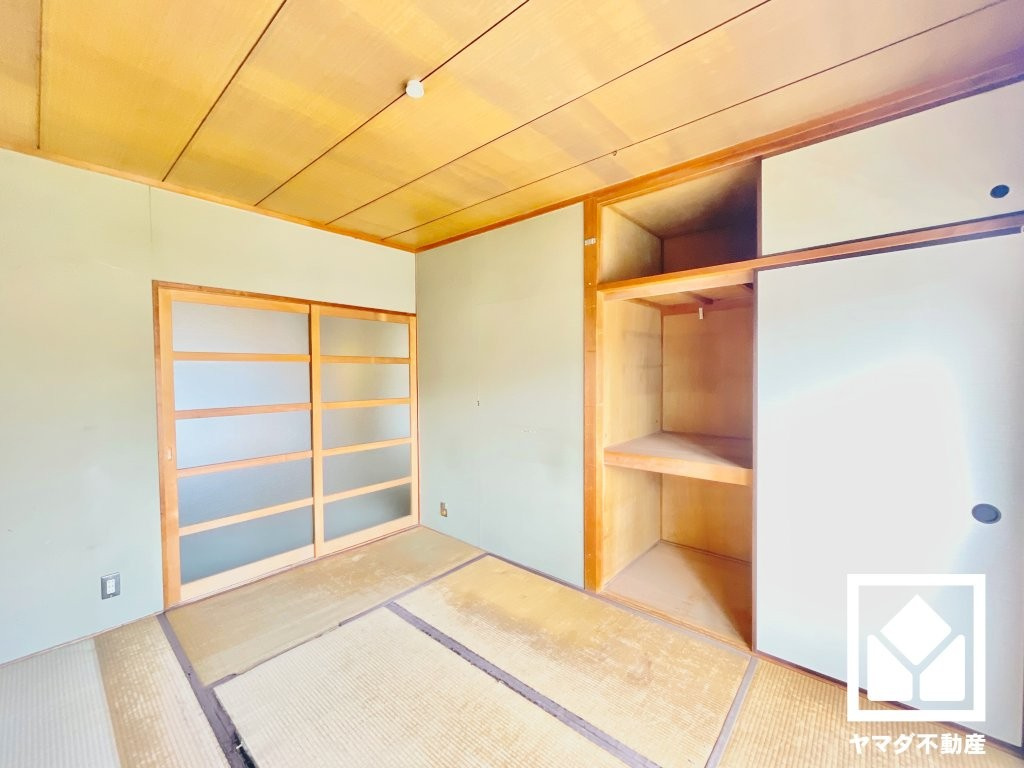 LDKの南側部分です。こちらの押入れは撤去予定ですが、キッチンの隣に前面収納（棚）を設置予定です。（リフォーム前の写真です）