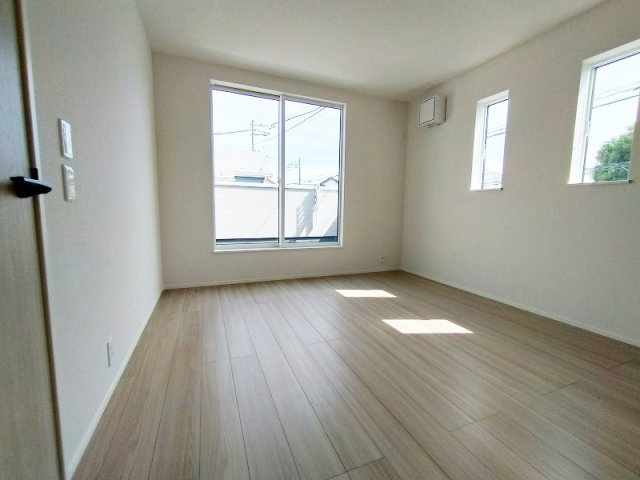 2階7.87帖/大きな窓から差し込む光がお部屋を明るく照らします。
