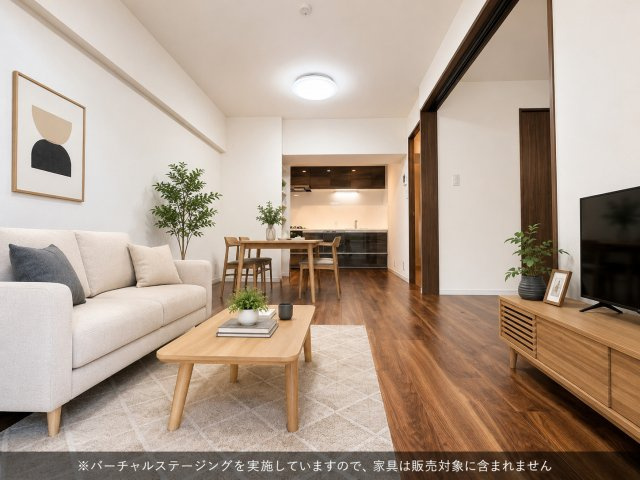 木目調のフローリングと白を基調とした、落ち着きのあるLDK。　※バーチャルステージングを実施しています