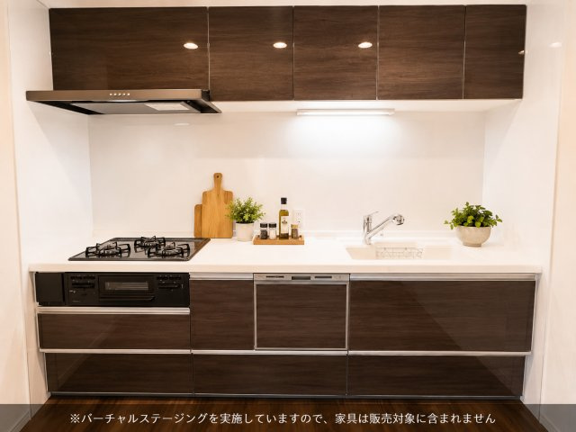 吊戸棚を備えた収納力のあるシステムキッチン。作業スペースが広く、毎日のお料理もスムーズに行えます。　※バーチャルステージングを実施しています