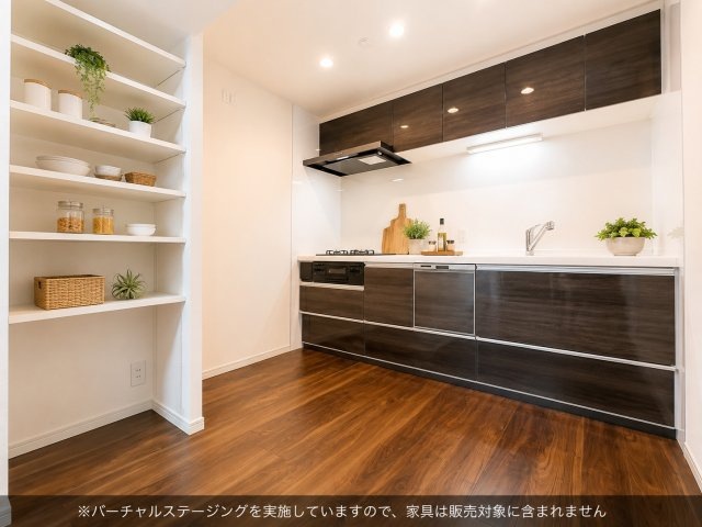 落ち着いた色合いの扉材を採用したキッチン。食器や調理器具を整理しやすいオープン収納棚も設けられています。　※バーチャルステージングを実施しています