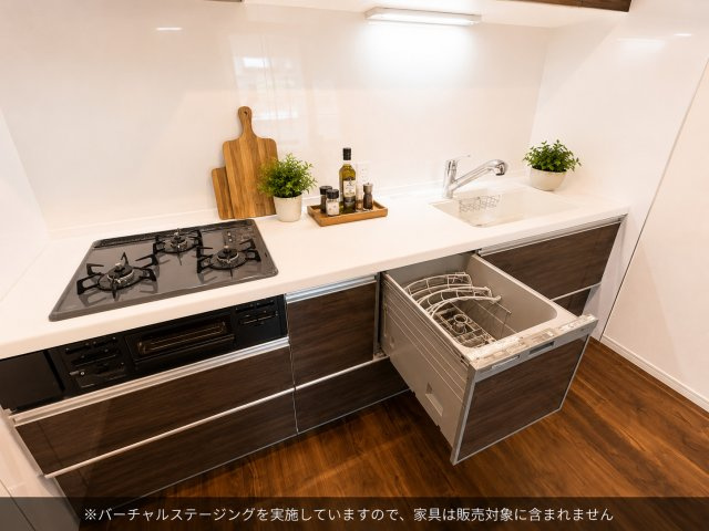 家事の負担を軽減してくれる食器洗浄乾燥機を備えています。調理スペースとシンクの距離も近く、使いやすいキッチンです。　※バーチャルステージングを実施しています