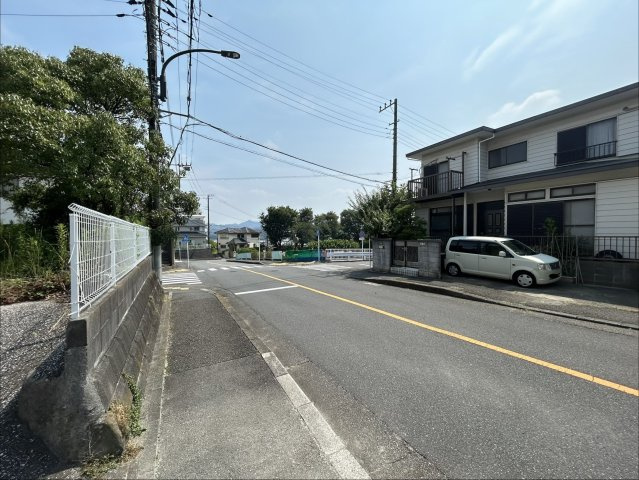 高台の静かな分譲地内に位置します。自然豊かで静かにお過ごしいただける環境です。