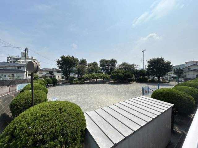 道路を挟めばすぐに船越8丁目公園もあり、お子様にも安心の環境が整っております。