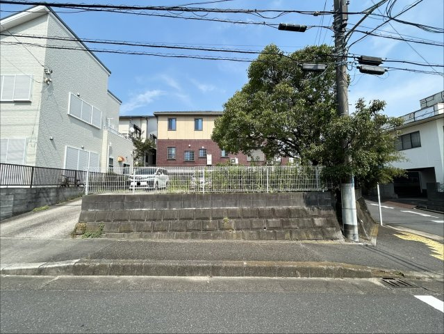 道路と高低差があり、通行人の目も気にならず生活を送ることが出来ます。