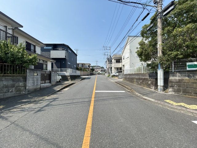 道路幅員も南側は約6ｍ、西側は約9ｍとなり圧迫感の無い解放感な立地環境です。