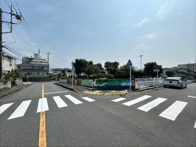 田浦中学校まで徒歩で約10分、船越小学校までも徒歩で約16分となります。