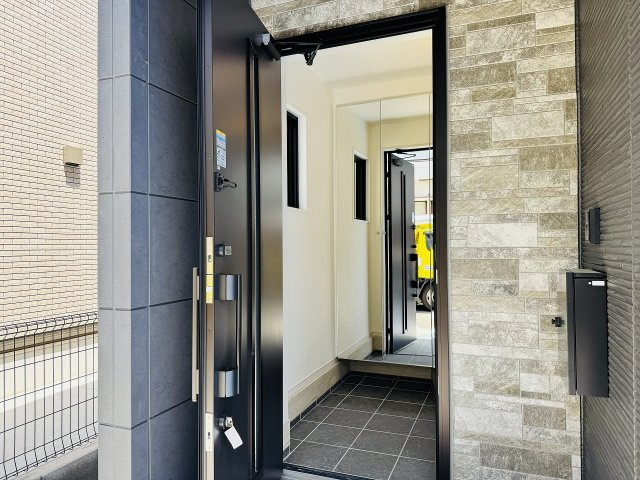～玄関は安心のWロックキーを採用～