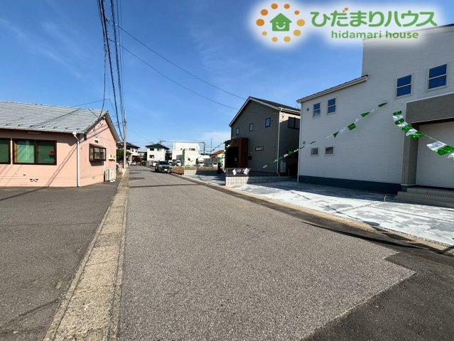 見通しが良くすっきりとした前面道路です！前面道路幅が広いので、車の運転が苦手な方でも焦らず落ち着いて駐車ができる広さが魅力です！