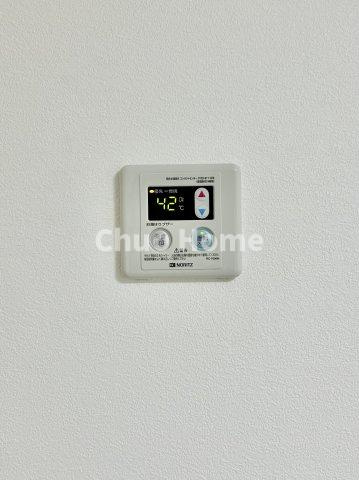 【給湯リモコン】外での一日を忘れさせてくれるオートバス機能でお好みの湯量・温度に調整された浴槽。