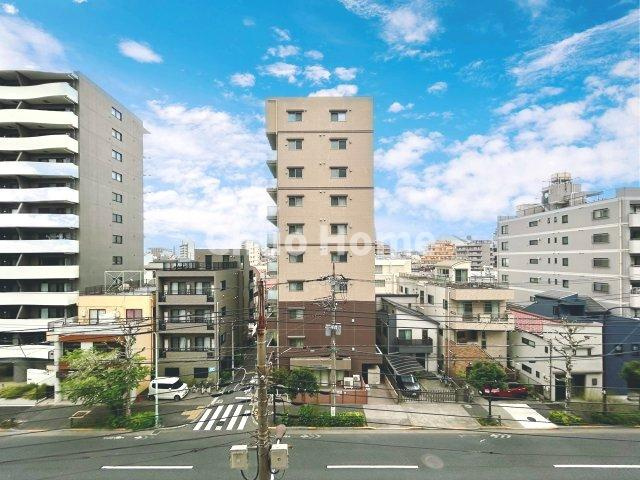 手を伸ばせば、ふれることが出来そうな環境が、そのままインテリアになったような印象です。その豊かな眺望にふさわしい空間には、通風・採光にも優れ、心地よい光と風があふれています