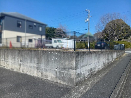 道路から一段高くなっているため、プライバシーを守りやすく、開放感のある住まいです。