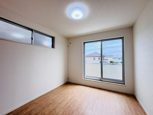 5.6帖洋室・南側バルコニー前の明るいお部屋です♪