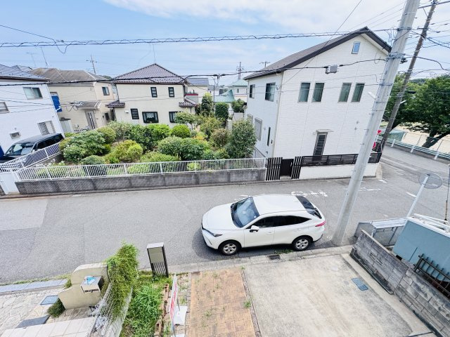 バルコニーより道路側眺望・南道路で日当たり良好♪