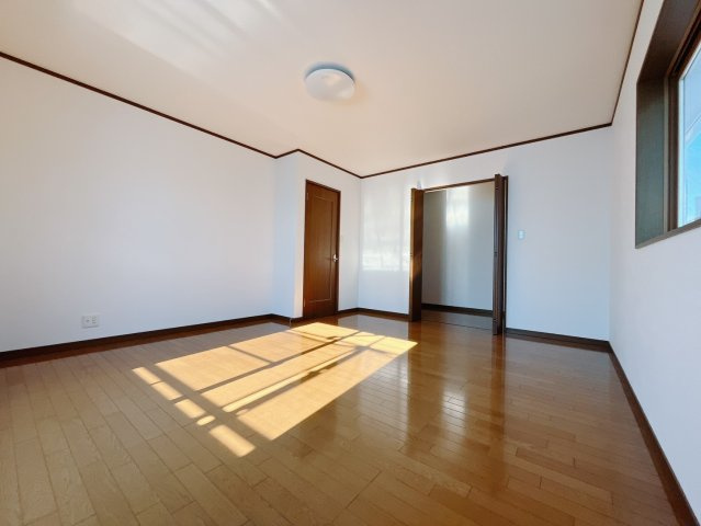 ■主寝室｜ベッドやテレビなどの大き目の家具を置いても余裕のある広々主寝室です♪家事やお仕事にお疲れなパパ・ママがゆっくりと過ごせる空間です♪