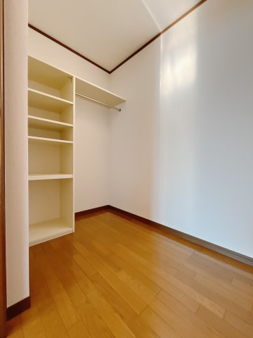 ■WIC｜主寝室には夢のウォークインがございます♪お洋服やバッグだけでなく、増えていくお洋服やご家族での思い出の品もしっかりと収納します(　＾＾　)
