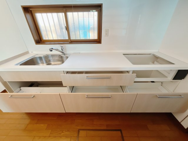 ■キッチン｜ワークトップ下には、圧力鍋やパスタ鍋などのかさばる調理器具もラクラク収納可能なスライド収納！ものが溢れがちなキッチン回りもスッキリきれいに管理ができます♪