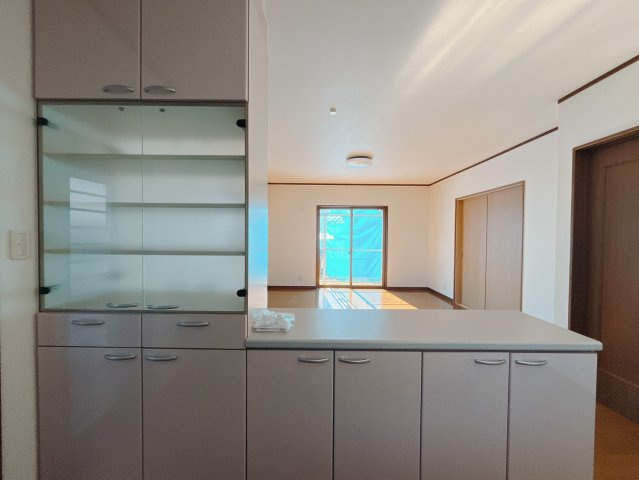 ■キッチン｜キッチン裏にはたっぷり収納できる収納棚をご用意しております♪収納も安心です！