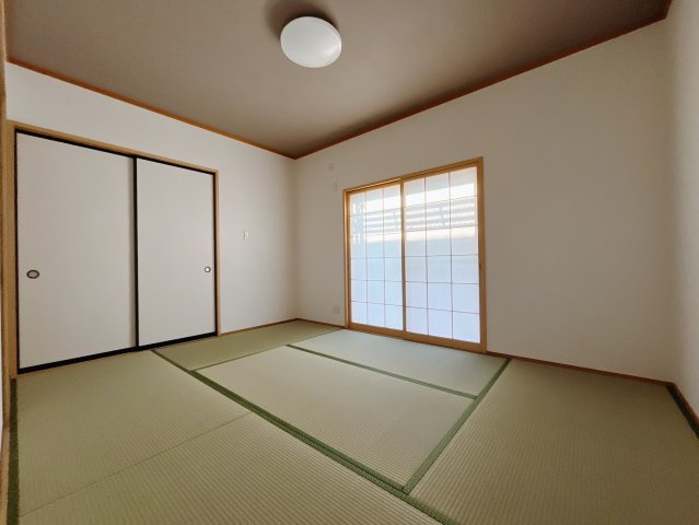 ■1階和室｜意外と場所をとるアイロンがけや、お洗濯物を畳むときにも広々と使うことができ、ちょっと一休みしたいとき、すぐに横になれるのも魅力です♪