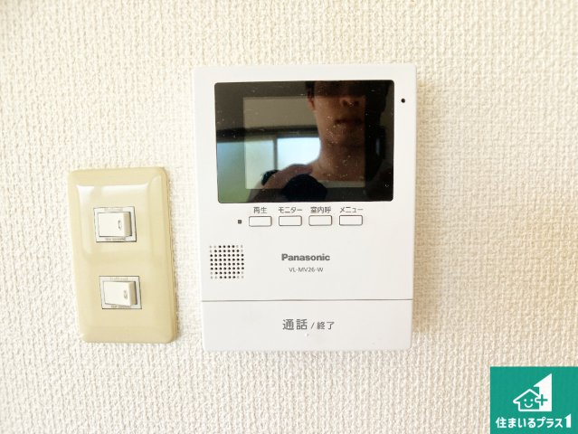 カラーモニターインターホン！声だけでなく来訪者の姿や顔がモニターで確認できるので、小さなお子様がいらっしゃるご家庭でも安心できます！
