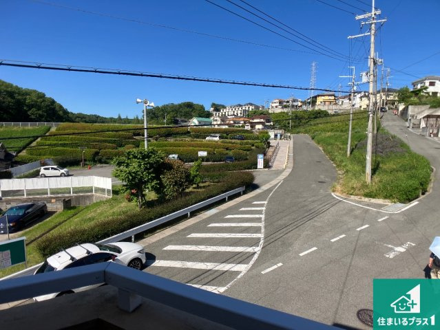 周辺は閑静な住宅街！前面道路広々で車の出し入れも便利です。駐車が苦手な方でも安心して車庫入れできます！