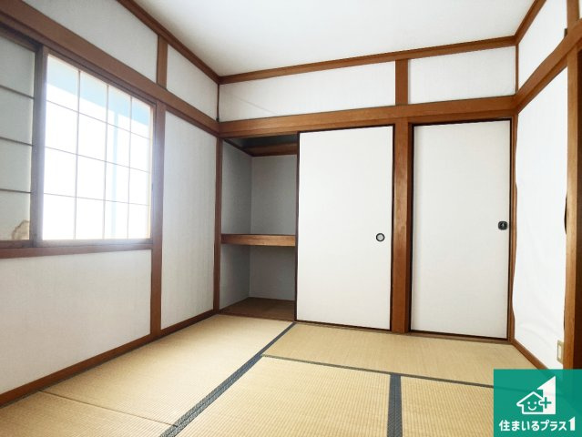 一室あると便利な和室は客間としてだけでなく、小さなお子様のプレイルームや食後のくつろぎスペースとしてもご利用いただけます。収納もついていますので大活躍間違いなし！