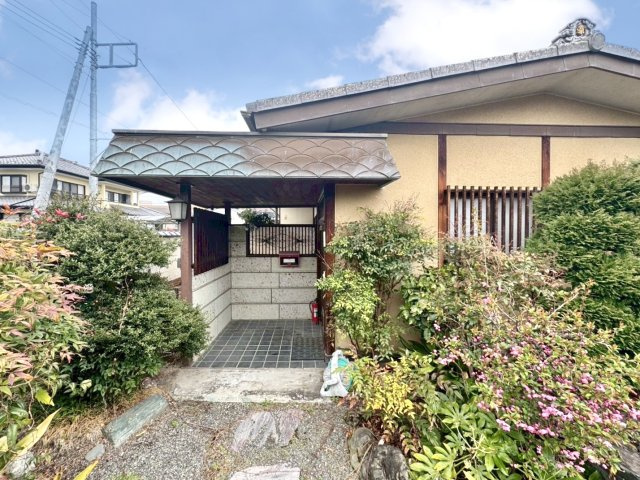■外観｜住宅街の中でも圧迫感が少なく、のびのびとした暮らしが叶う立地となっています。