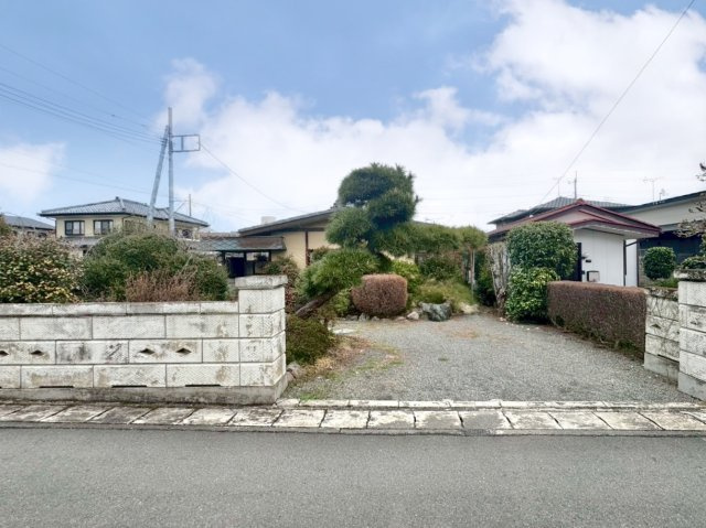 ■外観｜広々とした駐車スペースで楽々駐車可能！お買い物後もスムーズにお荷物を運べます♪カーポートを設置しても良いですね♪