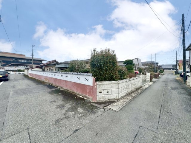 ■外観｜角地のため風通しが良く開放感があり、隣接する建物が少なくプライバシーを確保しやすいのがメリットです♪