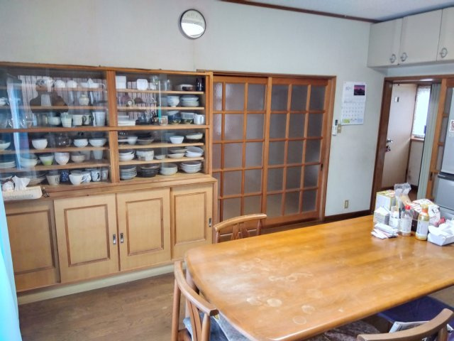キッチンとダイニングが一続きで家族の会話も弾みますね。窓が多く心地の良い空間となっています。　