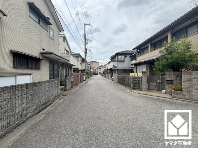 ゆったりとした道路幅があり車を選ばないのでお友達やお客様も訪れやすい環境です。