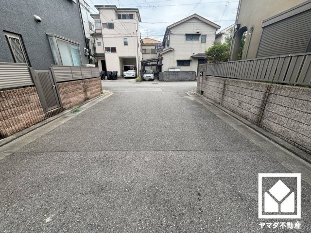 ゆったりとした道路幅があり車を選ばないのでお友達やお客様も訪れやすい環境です。