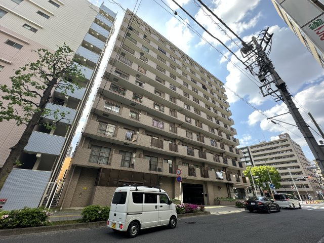 11階建てのマンションになります。駅から徒歩3分の好立地です。