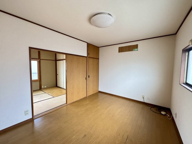 シンプルで使い勝手の良い洋室。寝室や子供部屋など多用途に活用可能です。収納も備わっており、室内をすっきりと保てる点もポイント。窓からの採光もあり、明るく落ち着いた住環境を感じられるお部屋です。