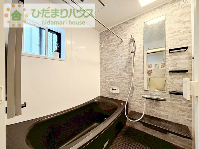 小窓のある明るい1坪バス♪
