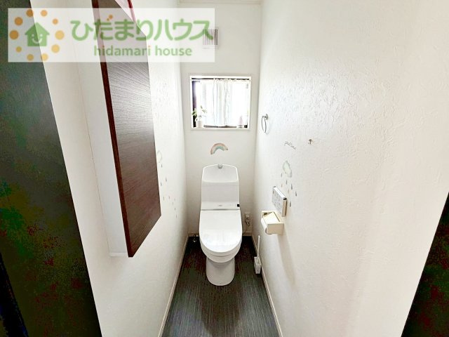 小窓の付いた明るいトイレ♪収納があり、スッキリまとまります！
