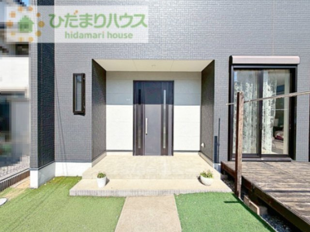 玄関前は屋根があるので雨の日でも安心です♪