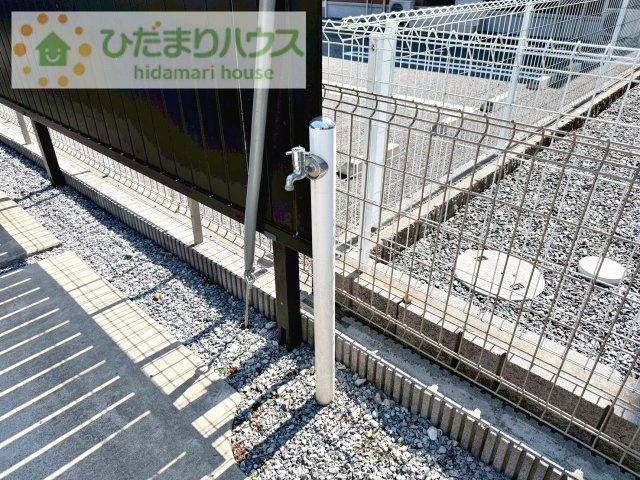 立水栓付きで、洗車や植物の水やりにも便利です！