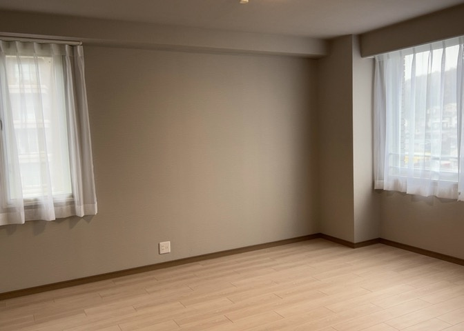寝室でゆっくりと過ごすためにはベッド周りの適度な空間を担保することや窓の位置、照明の明るさ、寝室の広さなどを考える必要があります。自身や家族の構成とライフスタイルに併せて寝室にする部屋を選びましょう！