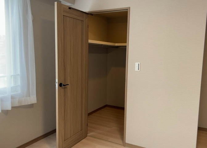 デザイン性を重視しすぎて収納が少なかった！なんてことにならないため、事前に現地で収納の数を確認しておくことをお勧めします。クローゼット以外にも床下収納や屋根裏収納、パントリーなどもチェックしましょう。