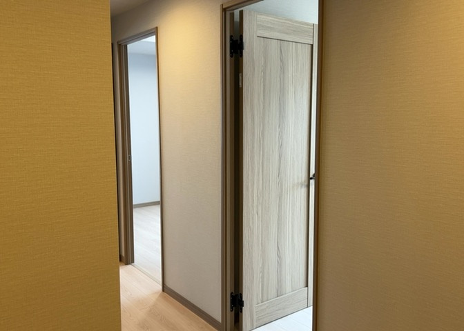 内装はとにかくおしゃれなものがいい！と選ぶ前に、まず住んだ後のことを想像してみましょう。住んでみたらコンセントの位置が悪くて使いにくいなど出てきます。事前にどの家電をどこに置くか想定しておきましょう。