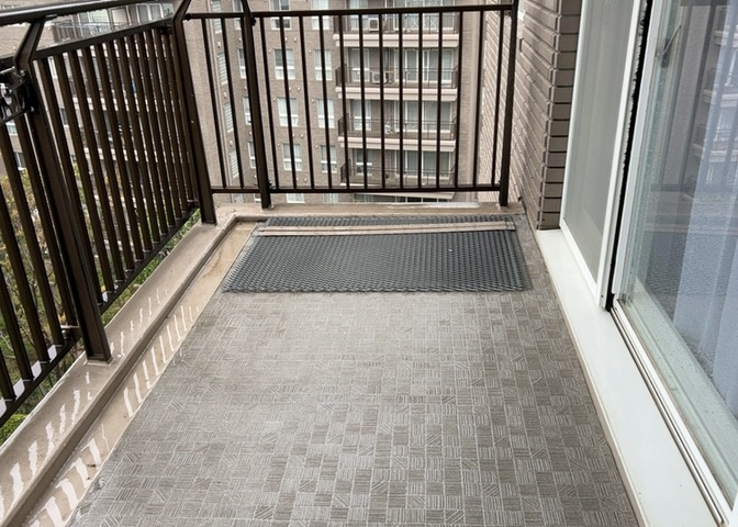バルコニーは、室外の専用スペースのうち、「屋根がなく開放された空間」であるものを指します。ベランダより広いタイプのものが多く、日当たりもよいため家庭菜園などを楽しみたい人にとって適した環境となります。