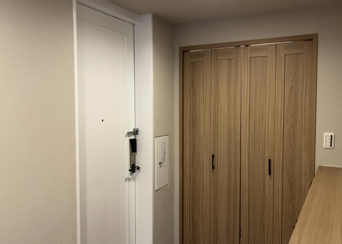 玄関は家の顔でもあり、家族以外の目にも止まる場所です。玄関は外との間を仕切る扉、靴などをしまっておく収納スペース、靴脱ぎのたたきスペース、来客とのやり取りをするドアホンなど複数のアイテムからなります。