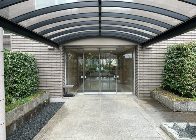 マンションのエントランスには、もともと風よけや防犯の役割がありますが、マンションによって宅配ボックスなどの設備が備わっている所もあります。日々の生活をイメージしながら生活しやすさをチェックしましょう。