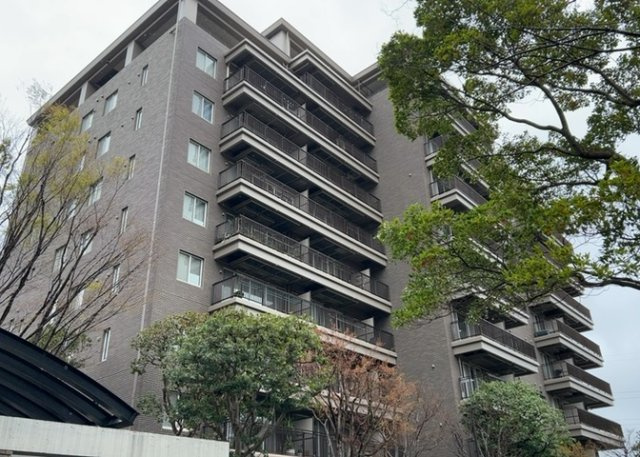 外観はマンション管理がされているかの目安になります。築年数が古いと、壁面は劣化してひび割れが生じることも！建物が古びていても細かいところが修繕されていると、きちんと管理されているなぁと感じるでしょう。