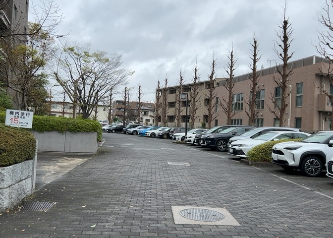 車一台あたりに必要なスペースは、標準サイズの普通自動車で横幅2m50cm、長さ5mは必要になります。ただし、乗降のことも考慮して横幅3m30cm、長さ5m50cmほどは確保できるところを選びましょう。