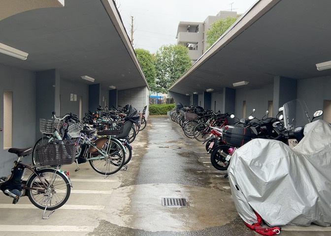 マンションの駐輪場は、事前に空きがあるか確認を取ると安心です。せっかく入居したのに駐輪スペースがない！なんてことになったら大変ですよね。そこで、内見時や購入前にはまず事前に確認しておくと良いでしょう。