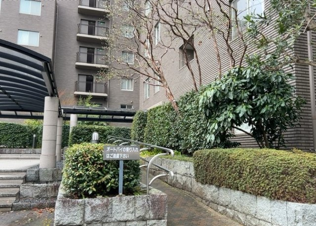中庭（パティオ）とは、一つの建築物の内部に設けられた、壁などで囲われている庭のことを指します。コの字型、ロの字型が主流ですが、L字型の中庭もあります。最近では、インテリア性の高さからも人気があります。