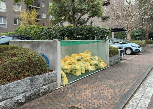 共有部分は、住民なら誰もが使える設備のこと。例えば駐車場やエレベーター、インターネット設備、セキュリティ設備などがあります。他にも、マンションの廊下・外部階段やエントランス・ゴミ置き場などがあります。
